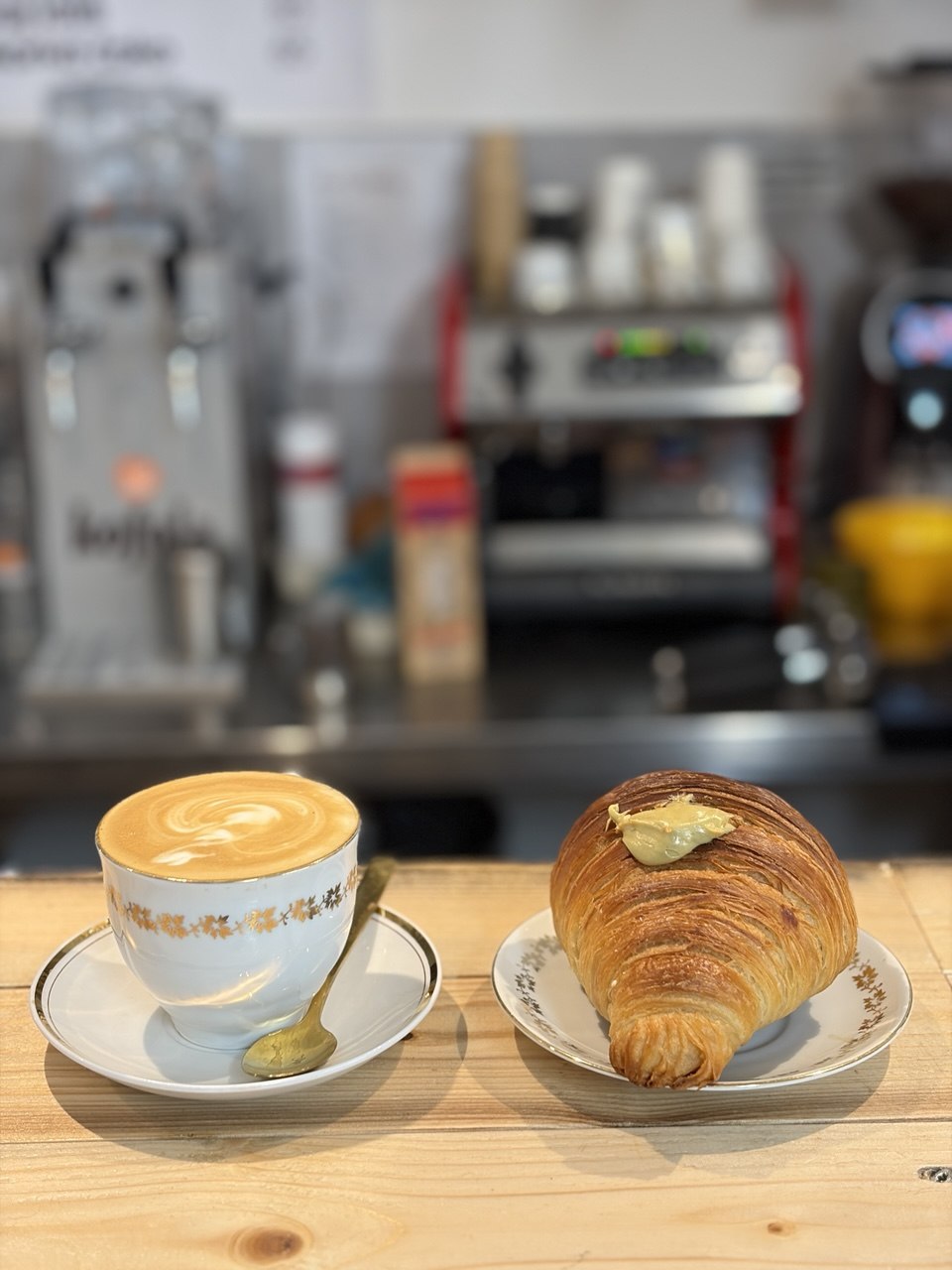 Káva a croissant
